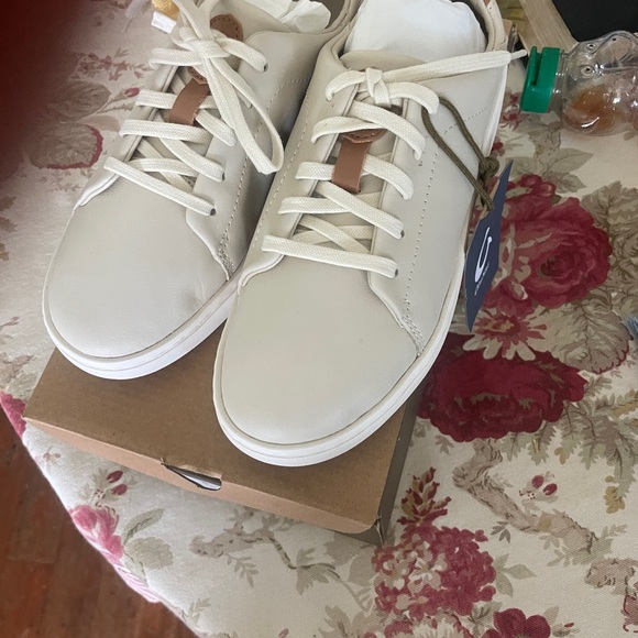 NWT in box Olukai Sneakers Women’s 6.5 Tapa light grey Leather Pehuea Li 'Ili - Picture 2 of 7